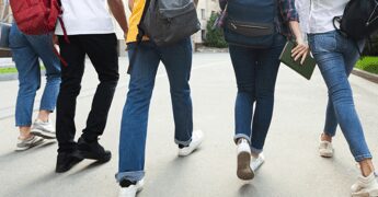Metal detector a scuola su richiesta, la circolare anti coltelli di Valditara e Piantedosi