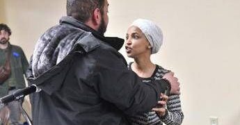 Minneapolis, aggredita deputata dem Omar. Trump: “Avrà organizzato tutto lei”