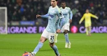 Miretti cade in area, arbitro revoca rigore: proteste in Cagliari-Juventus