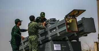 Missili, droni e sottomarini: l’Iran alza lo scudo contro Trump