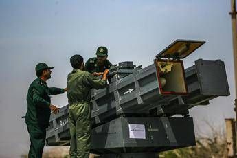 Missili, droni e sottomarini: l’Iran alza lo scudo contro Trump