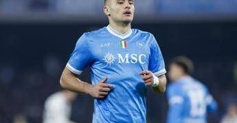 Napoli-Verona, rigore (e momentaneo 0-2) dei gialloblù tra le proteste. Cos’è successo