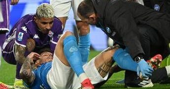 Napoli, grave infortunio per Di Lorenzo: esce in barella contro la Fiorentina