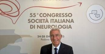 Neurologi: “Bene Ddl caregiver ma servono formazione e sostegno psicologico”