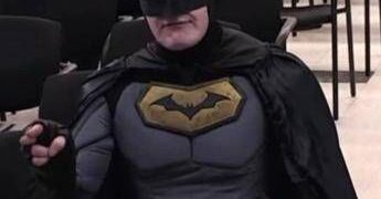 “Non dovete aiutare l’Ice”, in consiglio comunale arriva Batman