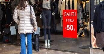 Oggi iniziano i saldi invernali 2026, dai cambi ai pagamenti cosa c’è da sapere