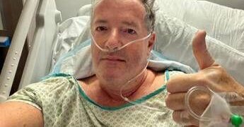 Piers Morgan cade e si rompe il femore: “Colpa di Trump”