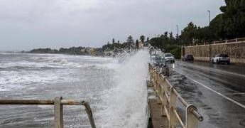 Pioggia, burrasca e forti mareggiate: è allerta meteo arancione in Sardegna