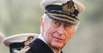 Re Carlo instancabile, batte il record di impegni reali nel 2025 e supera la principessa Anna