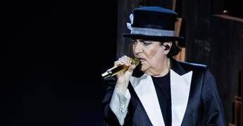 Renato Zero ferma il concerto e abbraccia Enrica Bonaccorti (in platea): la dedica speciale