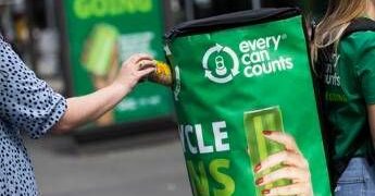 Rifiuti, da nuovo report internazionale 9 persone su 10 chiedono imballaggi davvero circolari