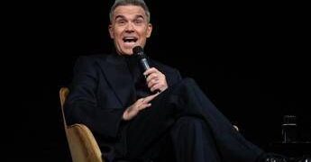 Robbie Williams supera i Beatles, record di album numero uno in Gb