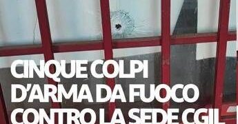 Roma, Cgil: “Cinque fori di proiettile contro la sede di Primavalle”