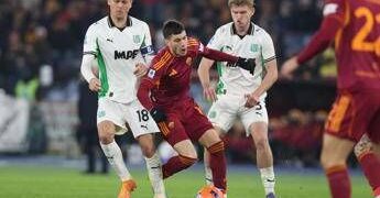 Roma-Sassuolo, rigore dato e poi revocato ai giallorossi. Cos’è successo