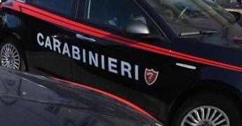 Roma, accoltellata e presa a pugni dal compagno: uomo arrestato per tentato omicidio