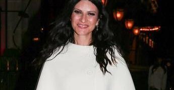 Sanremo 2026, Laura Pausini co-conduttrice: un ritorno a casa 33 anni dopo ‘La Solitudine’