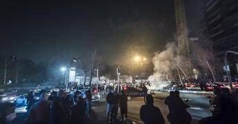 Sanzioni, inflazione e crollo del rial: così è nata la nuova rivolta in Iran