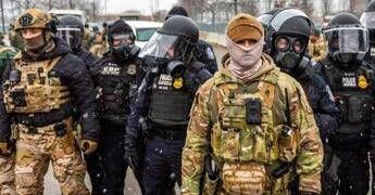 Scontri a Minneapolis, il governatore Walz: “Trump pronto a ridurre gli agenti dell’Ice”