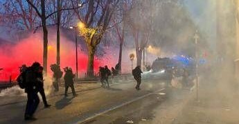 Scontri a corteo per Askatasuna, petardi e bombe carta contro le forze dell’ordine