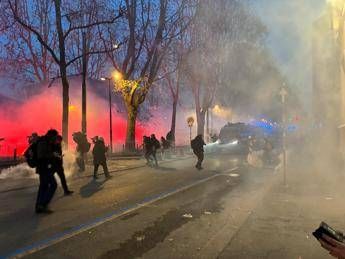 Scontri a corteo per Askatasuna, petardi e bombe carta contro le forze dell’ordine