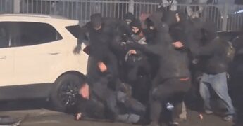 Scontri corteo Askatasuna, in un video agente accerchiato e preso a calci e pugni