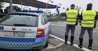 Scontri tra tifosi Lazio e Napoli su A1, 80 bloccati: sequestrati bastoni e taglierini