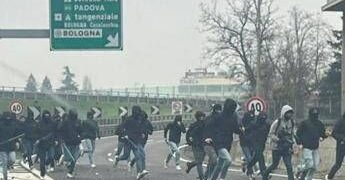 Scontri tra tifosi della Fiorentina e della Roma in autostrada a Bologna: auto danneggiate