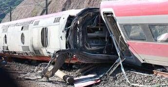 Scontro tra treni in Spagna, il rapporto sull’incidente: “Frattura rotaia possibile causa”