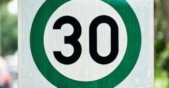 Segnali stradali verdi, il ‘mistero’ dei cartelli in Europa