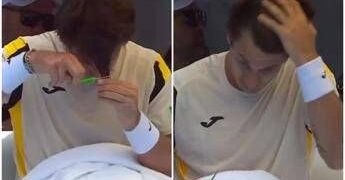 Si taglia i capelli al cambio campo, l’incredibile gesto di Carabelli ad Auckland