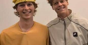 Sinner e l’incontro con il sosia (più o meno) agli Australian Open