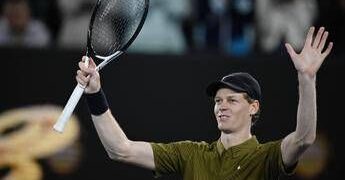 Sinner sulle montagne russe: rimonta Spizzirri, batte i crampi e vola agli ottavi degli Australian Open