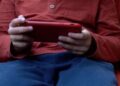 Social, lo psicologo al Governo: “Divieto under 15 e poi Patentino digitale obbligatorio”