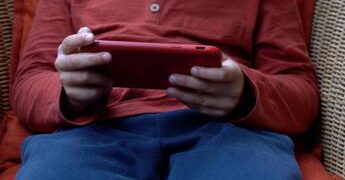 Social, lo psicologo al Governo: “Divieto under 15 e poi Patentino digitale obbligatorio”