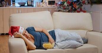 Sonno dopo pranzo? E’ normale ma non è colpa della digestione