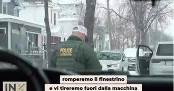 “Spacchiamo il vetro”, agenti Ice minacciano i giornalisti di In mezz’ora