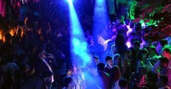 Spray al peperoncino in discoteca, caos e ragazzi in fuga