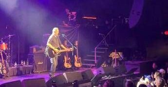 Springsteen suona a sorpresa a Minneapolis, sulla chitarra ‘Arrest the President’