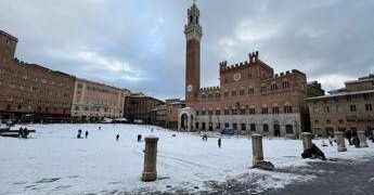 Straordinaria nevicata a Siena, la città del Palio si sveglia imbiancata