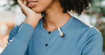 SwitchBot e il “secondo cervello” indossabile: arriva AI MindClip