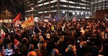 Tensione a Minneapolis, 37enne ucciso da agente federale. Testimone: “Pretti era disarmato”