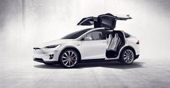 Tesla chiude con Model S e X per far spazio ai robot