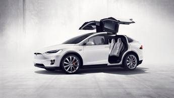 Tesla chiude con Model S e X per far spazio ai robot