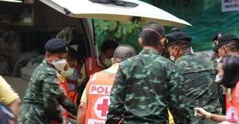 Thailandia, gru crolla e si schianta su un treno: 22 morti