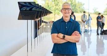 Tim Cook torna a parlare di attualità in una nota ai dipendenti Apple