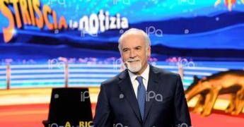 Torna Striscia, Ricci a tutto campo. Da Signorini a Affari tuoi, la conferenza show