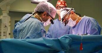 Trapianti, papà dona 2 organi alla figlia. L’ansia e poi la gioia: “Posso tenerla in braccio?”