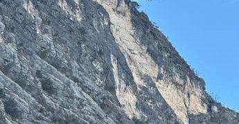 Trentino, base jumper precipita e muore lungo la parete di cima Capi