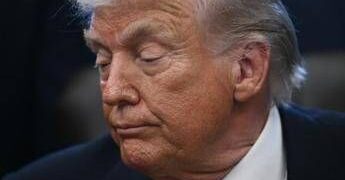 Trump: “Iran ha fermato uccisioni”. Attacco a Teheran rimane opzione