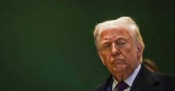 Trump: “Iran sta negoziando”. Teheran frena sulla guerra ma avverte Washington